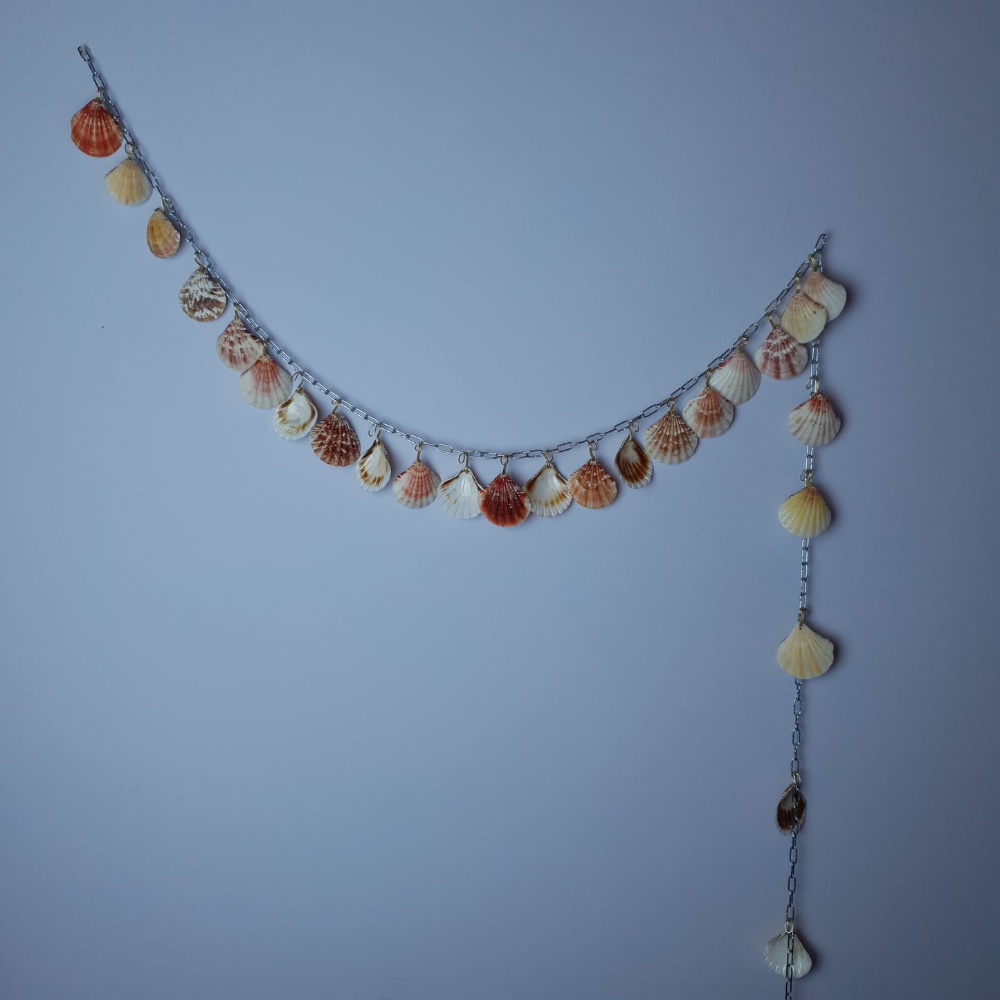 Conchiglia, Wall installation with chain