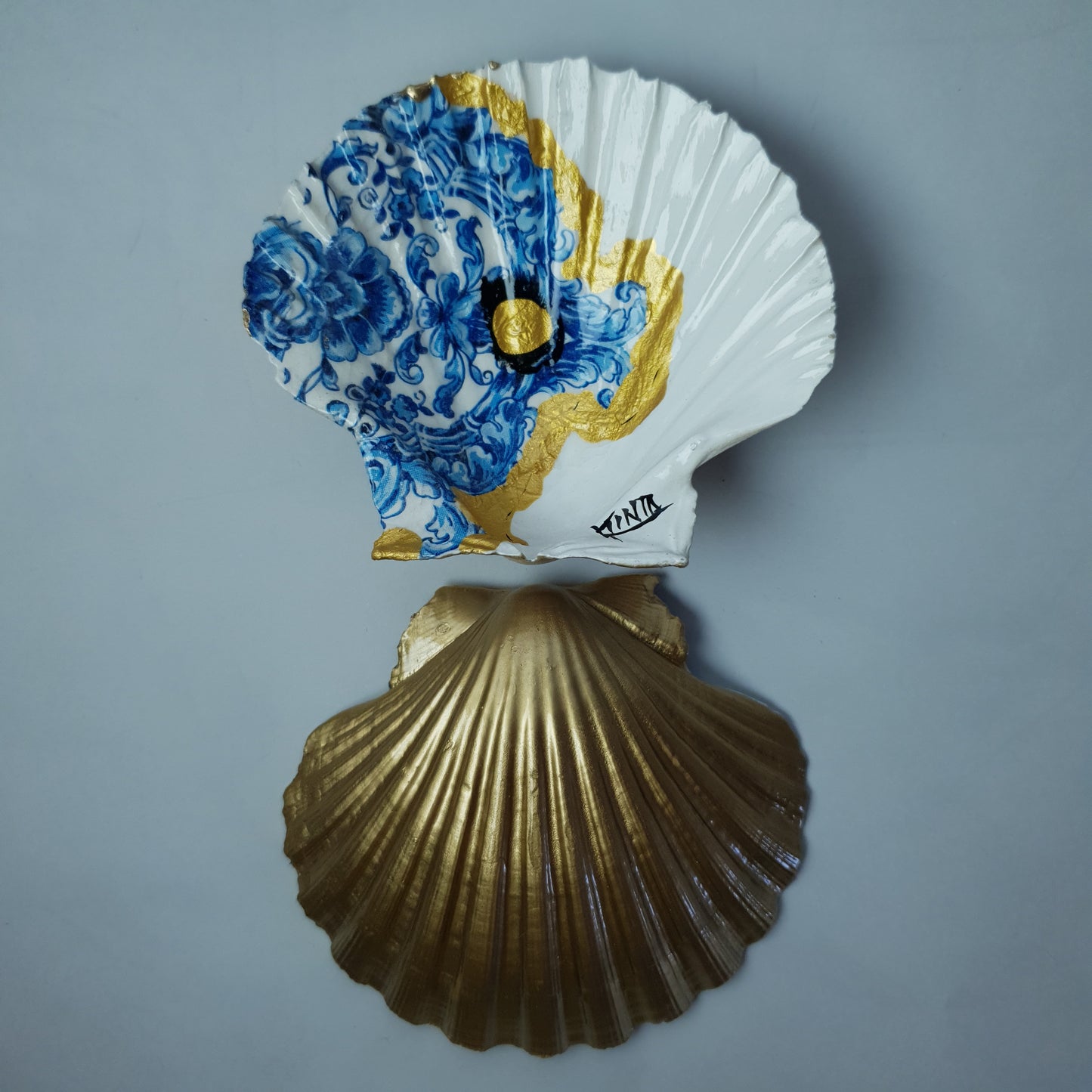 Large shell, hand decorated, "Golden Shell"