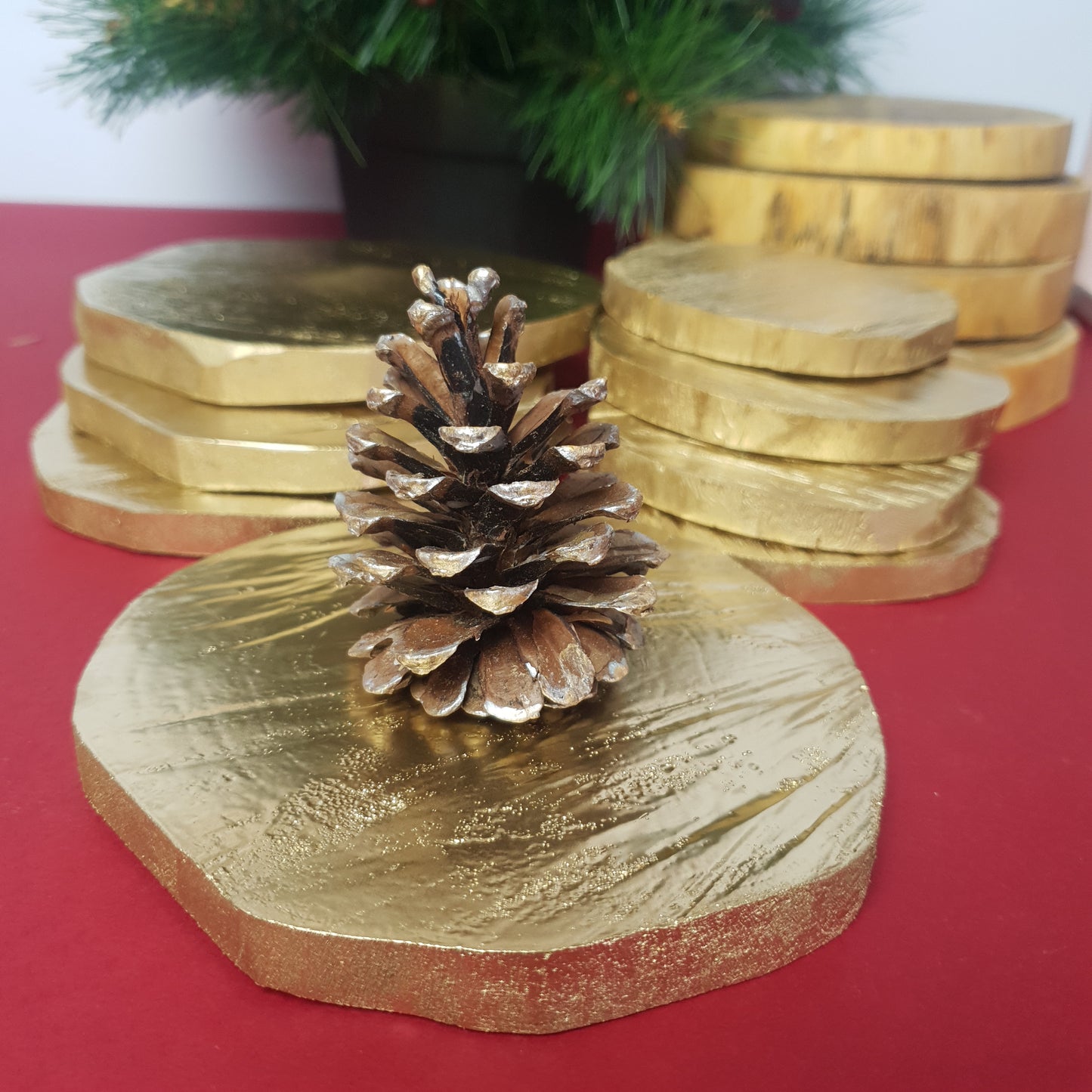 Große goldene Holzscheibe