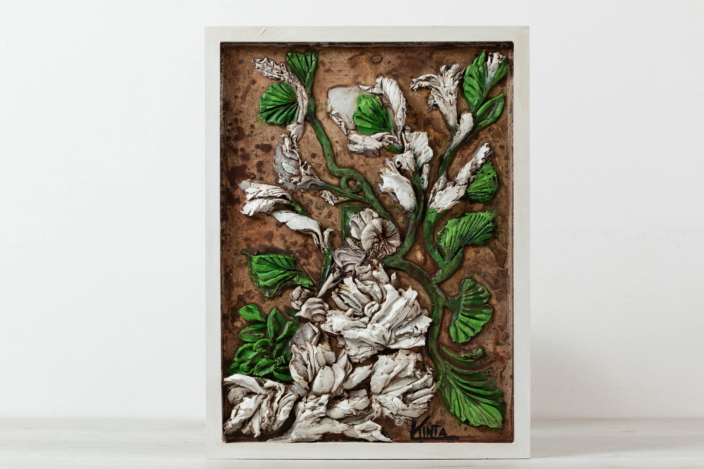 Quadro scultura in rilievo, fiori bianchi, dipinto con caffe, dipinto verde